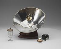 FK 0181
<br/>
Model van een zonnecollector met stoomzuiger
<br/>
<em>Mouchot, Augustin</em>